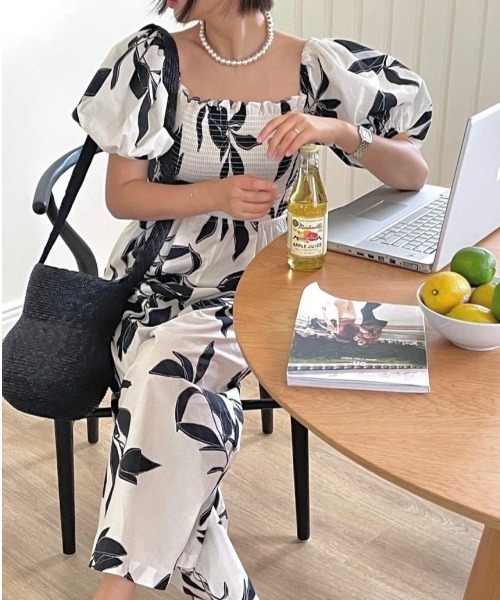 YUGA(ユーガ)の「YUGA_YGMC Korean-style Botanical print all-in-one dress(つなぎ/オールインワン・レディース・ホワイト/ネイビー・FREE)」の1枚目の写真