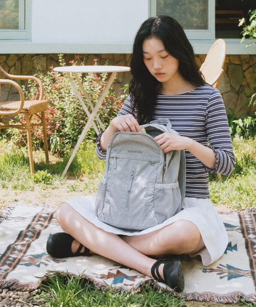 MASMARULEZ（マスマルールズ）の「[INT] Curved shirring backpack_Silver gray（バックパック/リュック・レディース・その他・FREE）」の2枚目の写真