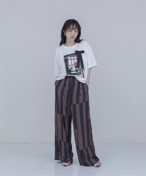 Eimee Law(エイミーロウ)の「モノクロアートプリント リボンモチーフTシャツ(Tシャツ/カットソー・レディース・オフホワイト/ダークグレー・FREE)」の3枚目の写真