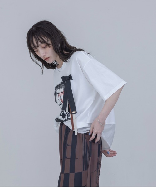 Eimee Law(エイミーロウ)の「モノクロアートプリント リボンモチーフTシャツ(Tシャツ/カットソー・レディース・オフホワイト/ダークグレー・FREE)」の7枚目の写真