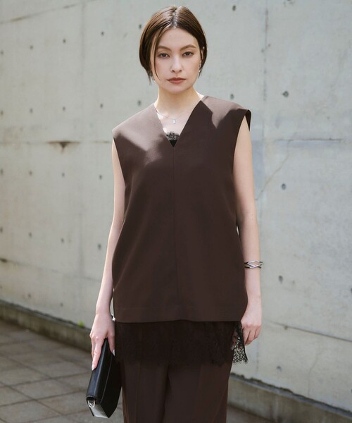 ICB(アイシービー)の「FluidBackSatin Vネックジレ(ベスト・レディース・ダークブラウン系・42/44)」の3枚目の写真