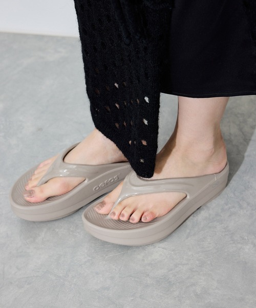 OOFOS(ウーフォス)の「【OOFOS(ウーフォス)】Oomega(サンダル・レディース・ベージュ/ブラック・25/23/24)」の4枚目の写真