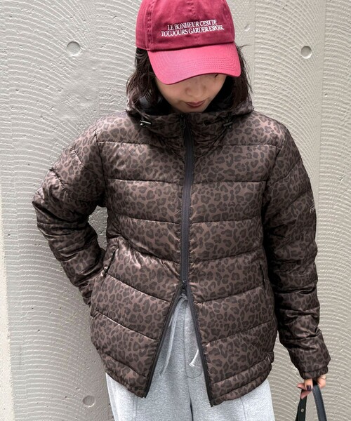 fredy emue（フレディエミュ）の「《別注》【TAION/タイオン】LIGHT DOWN HOODIE（ダウンジャケット/コート・レディース・ダークブラウン/ブラウン系その他/オフホワイト/ブラック・36/38）」の4枚目の写真
