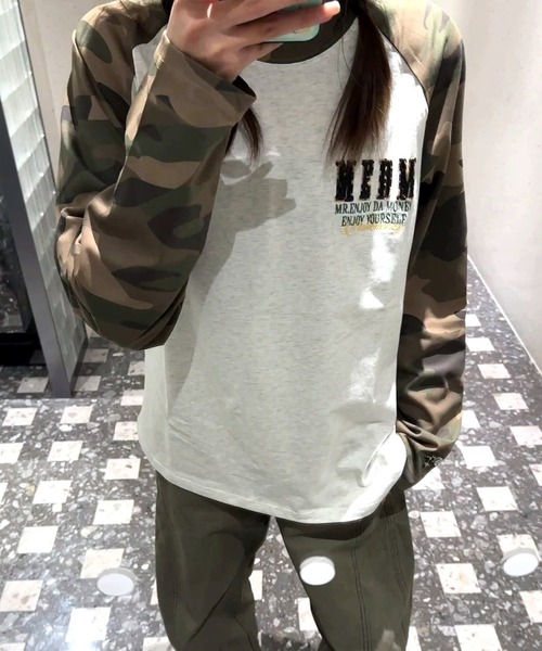SHEENA(シーナ)の「【秋冬新作】アソート柄刺繍ロゴラグランロンT(Tシャツ/カットソー・レディース・カーキ/ブラウン・M)」の2枚目の写真