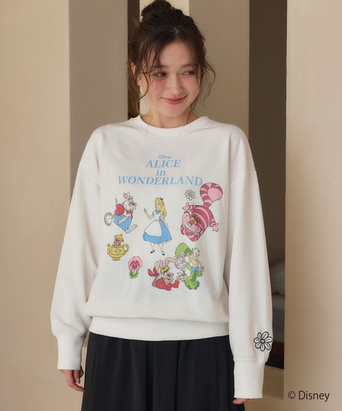 cross marche(クロスマルシェ)の「【Disney/ディズニー】ふしぎの国のアリス裏毛スウェットプルオーバー(スウェット・レディース・オフホワイト/チャコール・M/LL/L)」の1枚目の写真