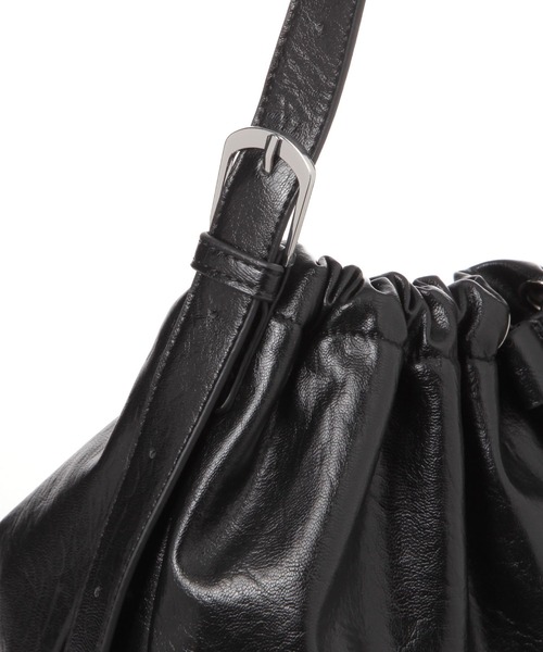 LAKOLE(ラコレ)の「フェイクレザードロスト巾着BAG / 1077399(ハンドバッグ・レディース・ブラック/オフホワイト/モカ・FREE)」の7枚目の写真