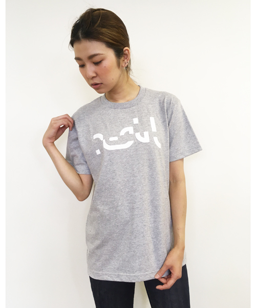 X-girl（エックスガール）の「CHIPPED LOGO S/S TEE /Tシャツ/TEE/無地/ミルズロゴ/半袖/シンプル/夏/人気（Tシャツ/カットソー・レディース・ホワイト/ネイビー/アッシュ・2/1）」の2枚目の写真