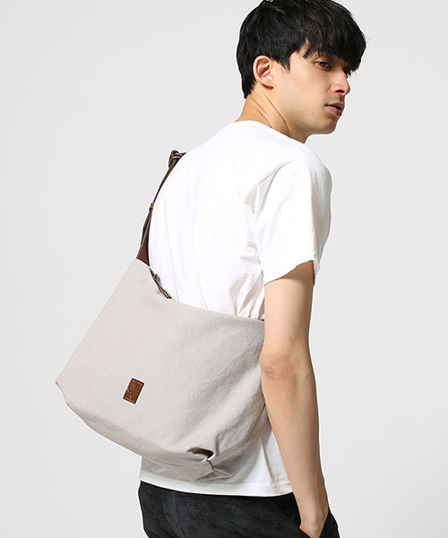 tobiuo（トビウオ）の「tobiuo/stuff shoulder S（ショルダーバッグ・メンズ・ブラック/ナチュラル/ネイビー/ライトグレー・FREE）」の2枚目の写真
