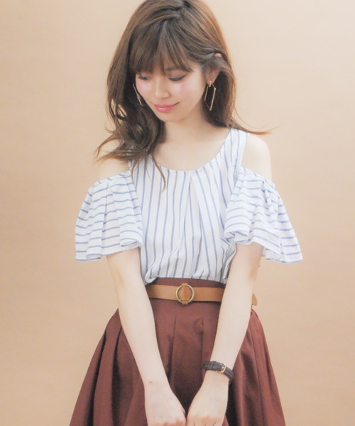 natural couture(ナチュラルクチュール)の「オープンショルダーフレアブラウス(シャツ/ブラウス・レディース・ストライプ/ホワイト×ブルー/ブラック/キャメル・FREE)」の2枚目の写真