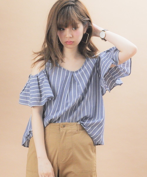 natural couture(ナチュラルクチュール)の「オープンショルダーフレアブラウス(シャツ/ブラウス・レディース・ストライプ/ホワイト×ブルー/ブラック/キャメル・FREE)」の4枚目の写真