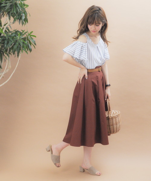 natural couture(ナチュラルクチュール)の「オープンショルダーフレアブラウス(シャツ/ブラウス・レディース・ストライプ/ホワイト×ブルー/ブラック/キャメル・FREE)」の5枚目の写真