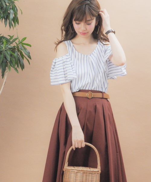natural couture(ナチュラルクチュール)の「オープンショルダーフレアブラウス(シャツ/ブラウス・レディース・ストライプ/ホワイト×ブルー/ブラック/キャメル・FREE)」の6枚目の写真