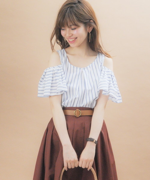 natural couture(ナチュラルクチュール)の「オープンショルダーフレアブラウス(シャツ/ブラウス・レディース・ストライプ/ホワイト×ブルー/ブラック/キャメル・FREE)」の7枚目の写真