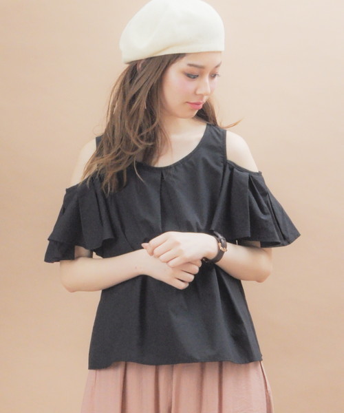 natural couture(ナチュラルクチュール)の「オープンショルダーフレアブラウス(シャツ/ブラウス・レディース・ストライプ/ホワイト×ブルー/ブラック/キャメル・FREE)」の9枚目の写真