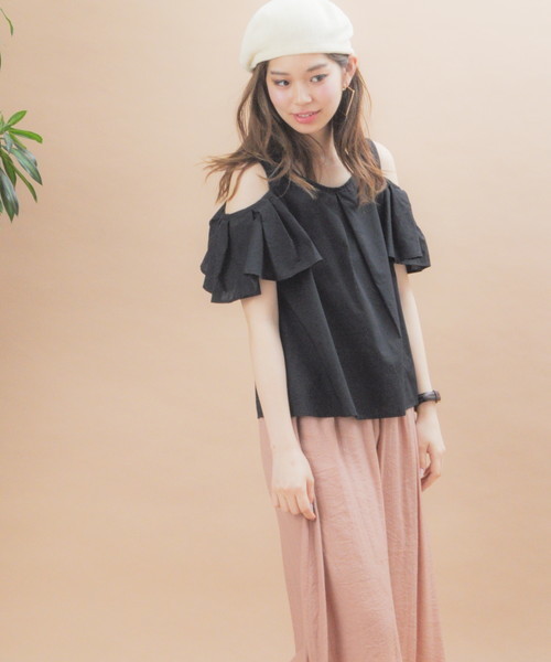 natural couture(ナチュラルクチュール)の「オープンショルダーフレアブラウス(シャツ/ブラウス・レディース・ストライプ/ホワイト×ブルー/ブラック/キャメル・FREE)」の10枚目の写真