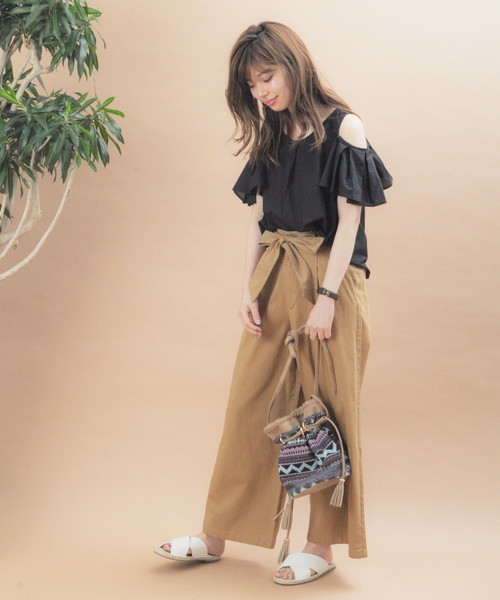 natural couture(ナチュラルクチュール)の「オープンショルダーフレアブラウス(シャツ/ブラウス・レディース・ストライプ/ホワイト×ブルー/ブラック/キャメル・FREE)」の11枚目の写真