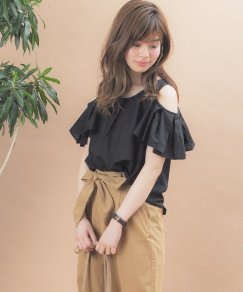 natural couture(ナチュラルクチュール)の「オープンショルダーフレアブラウス(シャツ/ブラウス・レディース・ストライプ/ホワイト×ブルー/ブラック/キャメル・FREE)」の12枚目の写真