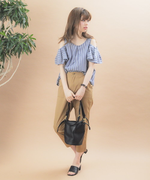 natural couture(ナチュラルクチュール)の「オープンショルダーフレアブラウス(シャツ/ブラウス・レディース・ストライプ/ホワイト×ブルー/ブラック/キャメル・FREE)」の21枚目の写真