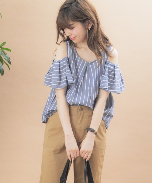 natural couture(ナチュラルクチュール)の「オープンショルダーフレアブラウス(シャツ/ブラウス・レディース・ストライプ/ホワイト×ブルー/ブラック/キャメル・FREE)」の22枚目の写真