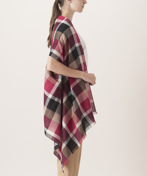 BLUE LABEL CRESTBRIDGE（ブルーレーベルクレストブリッジ）の「クレストブリッジチェック2WAYストール（ストール/ショール・レディース・ダークネイビー/レッド系その他2・FREE）」の3枚目の写真