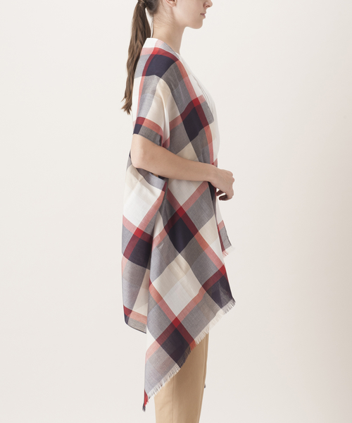 BLUE LABEL CRESTBRIDGE（ブルーレーベルクレストブリッジ）の「クレストブリッジチェック2WAYストール（ストール/ショール・レディース・ダークネイビー/レッド系その他2・FREE）」の13枚目の写真