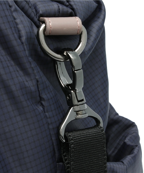 PLST(プラステ)の「格子柄2WAYナイロンショルダーバッグ(大)(ショルダーバッグ・レディース・ライトグレー/ネイビー/ピンク・FREE)」の4枚目の写真