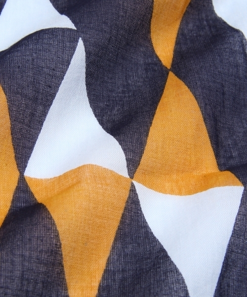 green label relaxing（グリーンレーベルリラクシング）の「[グレンプリンス]GLEN PRINCE GB TRAG ストール（ストール/ショール・メンズ・ホワイト/ネイビー・フリー）」の4枚目の写真