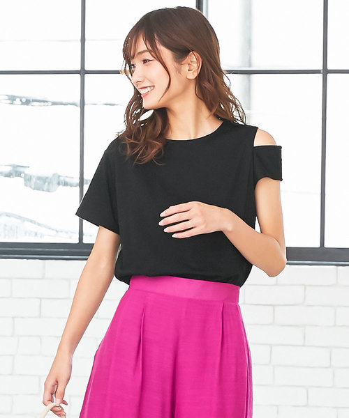 KOBE LETTUCE（コウベレタス）の「ショルダーボタン&スリット アシンメトリーオープンショルダー半袖Tシャツ（Tシャツ/カットソー・レディース・ベージュ/ブラック/グリーン/オフホワイト・FREE）」の2枚目の写真