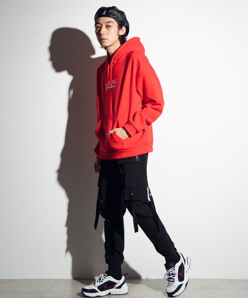 WEGO(ウィゴー)の「WEGO/ストリートフォトプルパーカー(パーカー・メンズ・ブラック/レッド・MEDIUM/LARGE)」の17枚目の写真