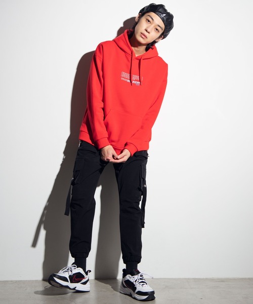 WEGO(ウィゴー)の「WEGO/ストリートフォトプルパーカー(パーカー・メンズ・ブラック/レッド・MEDIUM/LARGE)」の16枚目の写真