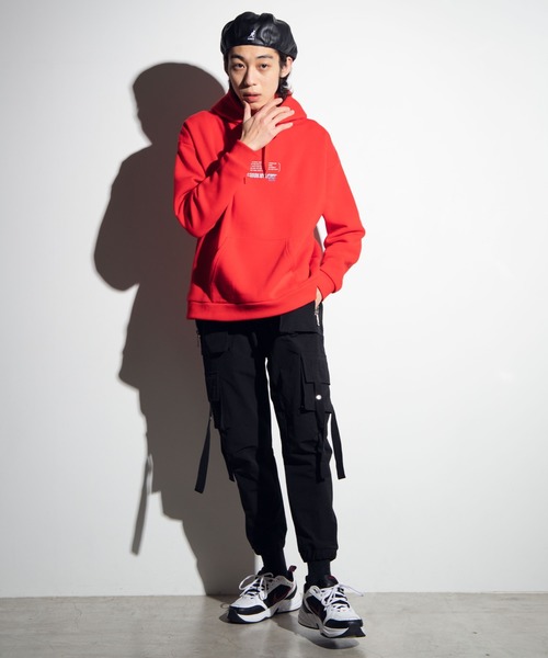 WEGO(ウィゴー)の「WEGO/ストリートフォトプルパーカー(パーカー・メンズ・ブラック/レッド・MEDIUM/LARGE)」の15枚目の写真
