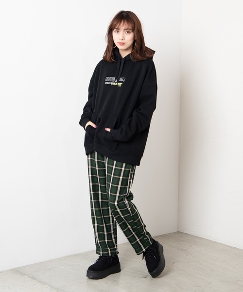 WEGO(ウィゴー)の「WEGO/ストリートフォトプルパーカー(パーカー・メンズ・ブラック/レッド・MEDIUM/LARGE)」の7枚目の写真