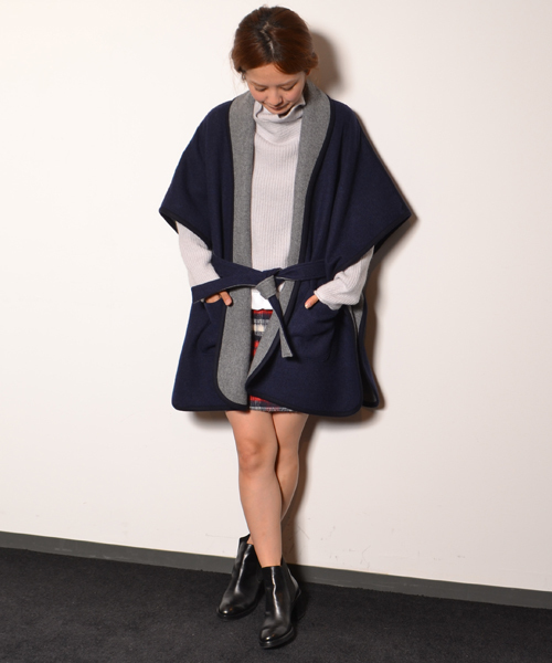 AMERICAN RAG CIE（アメリカンラグシー）の「ダブルフェイスポンチョコート/214-AMR-dms-L142-CO109（ポンチョ・レディース・アイボリー/ネイビー・FREE）」の7枚目の写真