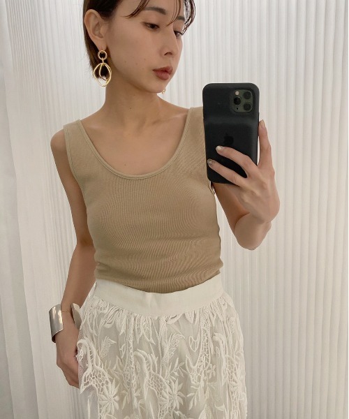 Ameri（アメリ）の「BASIC CUP IN TANK（Tシャツ/カットソー・レディース・オフホワイト/ブラック/ベージュ・MEDIUM/SMALL）」の4枚目の写真