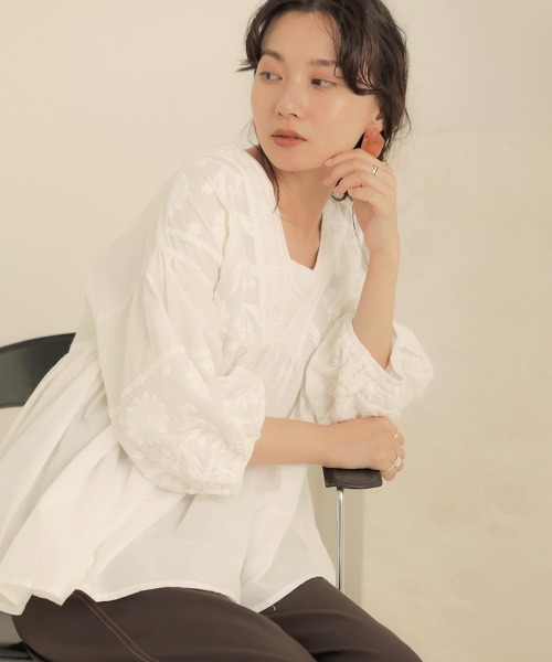 Bab（バブ）の「【WEB限定】Made in India◆刺繍パフスリーブギャザーブラウス（シャツ/ブラウス・レディース・ブラック/オフホワイト/モカ・38）」の2枚目の写真