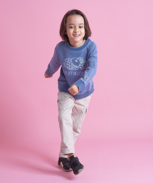 FRUIT OF THE LOOM（フルーツオブザルーム）の「キッズ インディゴ裏毛スウェットシャツ / クロップド丈 / 長袖 / スウェット / 前面 / ロゴ / プリント / ユニセックス（スウェット・キッズ・インディゴブルー/ブルー・90-100cm/110-120cm/130-140cm）」の10枚目の写真
