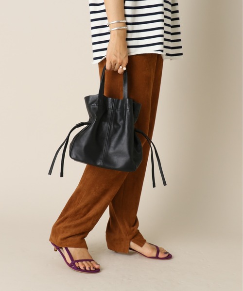 SHENERY(シーナリー)の「レザー巾着ショルダーバッグ(トートバッグ・レディース・オフホワイト/ブラック/シルバー・FREE)」の11枚目の写真