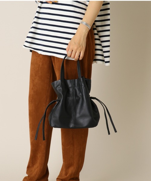 SHENERY(シーナリー)の「レザー巾着ショルダーバッグ(トートバッグ・レディース・オフホワイト/ブラック/シルバー・FREE)」の12枚目の写真