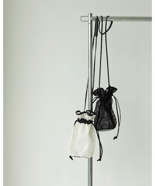 TODAYFUL(トゥデイフル)の「レザー×メッシュポシェット(ハンドバッグ・レディース・ブラック/キナリ・FREE)」の11枚目の写真