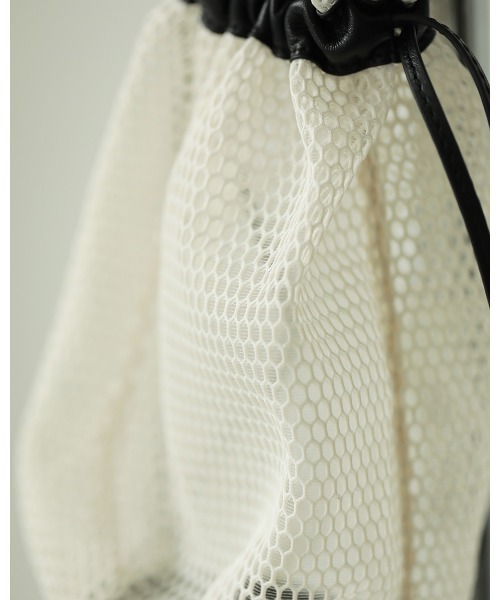 TODAYFUL(トゥデイフル)の「レザー×メッシュポシェット(ハンドバッグ・レディース・ブラック/キナリ・FREE)」の3枚目の写真