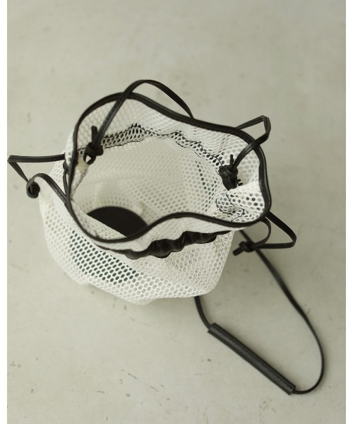 TODAYFUL(トゥデイフル)の「レザー×メッシュポシェット(ハンドバッグ・レディース・ブラック/キナリ・FREE)」の4枚目の写真