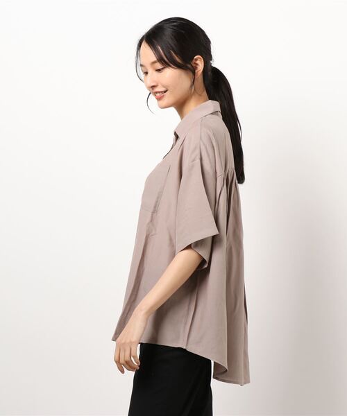 SPINNS（スピンズ）の「【ゆったりシルエット】プレーン ビッグ半袖シャツ（シャツ/ブラウス・レディース・ブラック/カーキ/ブルー/モカ/グレイッシュベージュ・ONESIZE）」の7枚目の写真