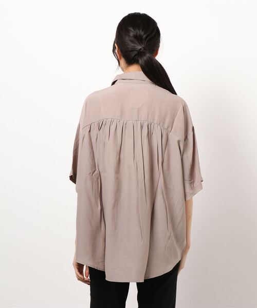 SPINNS（スピンズ）の「【ゆったりシルエット】プレーン ビッグ半袖シャツ（シャツ/ブラウス・レディース・ブラック/カーキ/ブルー/モカ/グレイッシュベージュ・ONESIZE）」の6枚目の写真