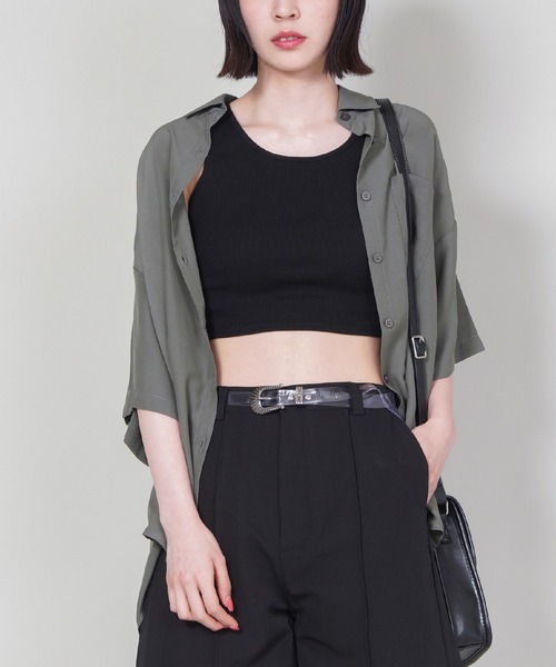 SPINNS（スピンズ）の「【ゆったりシルエット】プレーン ビッグ半袖シャツ（シャツ/ブラウス・レディース・ブラック/カーキ/ブルー/モカ/グレイッシュベージュ・ONESIZE）」の4枚目の写真