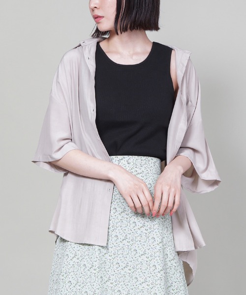 SPINNS（スピンズ）の「【ゆったりシルエット】プレーン ビッグ半袖シャツ（シャツ/ブラウス・レディース・ブラック/カーキ/ブルー/モカ/グレイッシュベージュ・ONESIZE）」の3枚目の写真