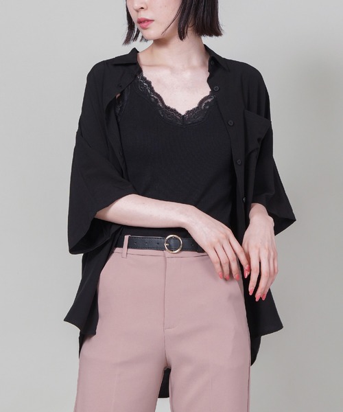 SPINNS（スピンズ）の「【ゆったりシルエット】プレーン ビッグ半袖シャツ（シャツ/ブラウス・レディース・ブラック/カーキ/ブルー/モカ/グレイッシュベージュ・ONESIZE）」の2枚目の写真