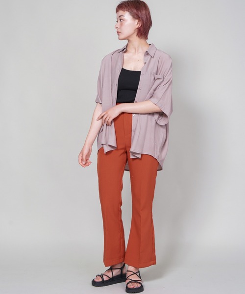 SPINNS（スピンズ）の「【ゆったりシルエット】プレーン ビッグ半袖シャツ（シャツ/ブラウス・レディース・ブラック/カーキ/ブルー/モカ/グレイッシュベージュ・ONESIZE）」の11枚目の写真