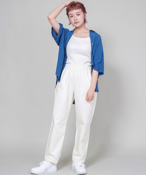 SPINNS（スピンズ）の「【ゆったりシルエット】プレーン ビッグ半袖シャツ（シャツ/ブラウス・レディース・ブラック/カーキ/ブルー/モカ/グレイッシュベージュ・ONESIZE）」の14枚目の写真