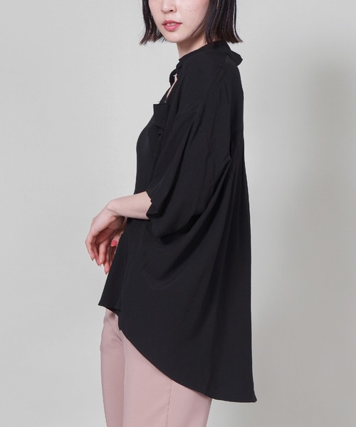 SPINNS（スピンズ）の「【ゆったりシルエット】プレーン ビッグ半袖シャツ（シャツ/ブラウス・レディース・ブラック/カーキ/ブルー/モカ/グレイッシュベージュ・ONESIZE）」の9枚目の写真