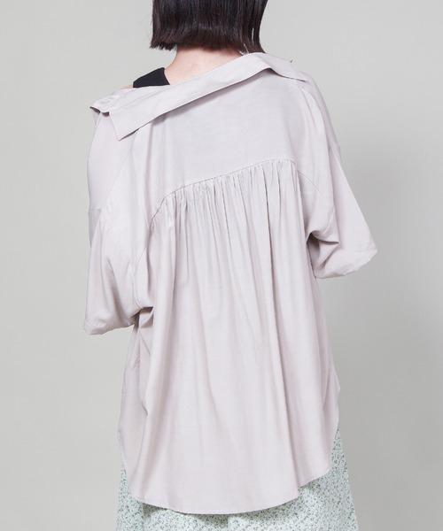 SPINNS（スピンズ）の「【ゆったりシルエット】プレーン ビッグ半袖シャツ（シャツ/ブラウス・レディース・ブラック/カーキ/ブルー/モカ/グレイッシュベージュ・ONESIZE）」の8枚目の写真